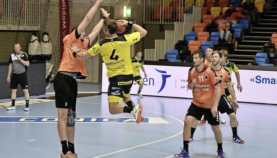 Otmar-Spielertrainer Bo Spellerberg (4) versucht sich hier gegen den spanischen Kadetten-Riesen Angel Montoro Platz zu verschaffen. Meist mit wenig Erfolg wie das Schlussresultat von 40:32 zeigt. Bild: hcs