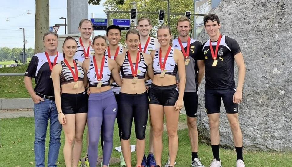 Die Athleten und Athletinnen des LC Schaffhausen strahlen nach der Staffel-SM mit den Medaillen um die Wette. Links ist Trainer Peter Knöpfli zu sehen. Bild: Mayowa Alaye
