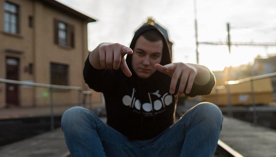 Der Steiner Rapper Santa macht seit rund zehn Jahren eigene Songs. Bild: zvg