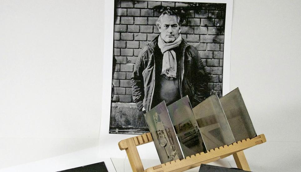 Die originalen Nassplattenabzüge bewahren die Fotografen auf Holzgestellen auf. Auf Wunsch scannen sie die Bilder ein und können sie so vergrössern und ausdrucken.