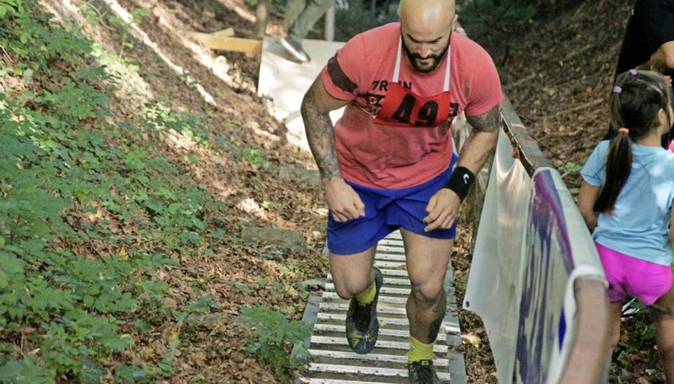 Joel Specker, der Gewinner der Kategorie CrossFit-Run, läuft konzentriert die letzten Stufen der Treppe hoch. Der Durchhaltewille zeigt sich auf den letzten Metern. Bild: tna
