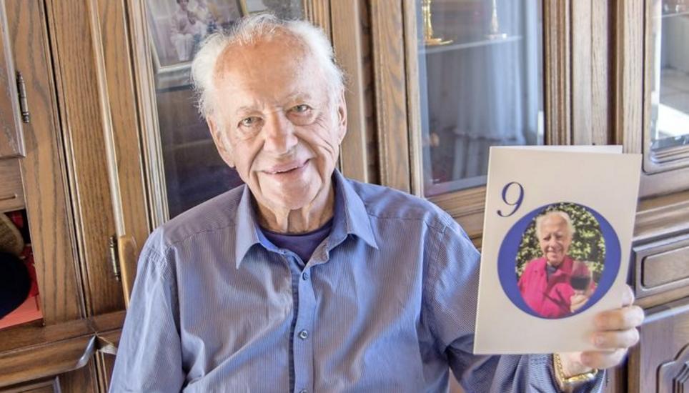 Paul Tanner mit der Einladung zu seinem Geburtstagsfest. Bild: Flavia Grossenbacher
