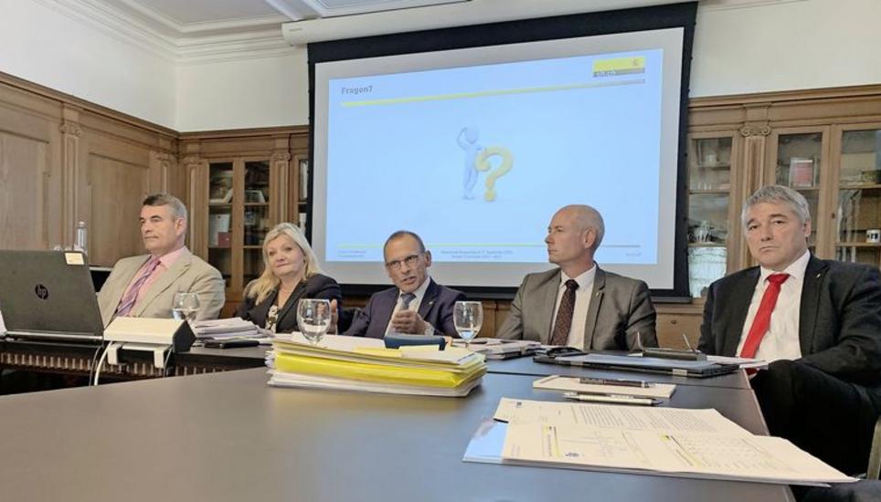 Präsentierten das Budget: Christian Amsler (FDP), Cornelia Stamm Hurter (SVP), Ernst Landolt (SVP), Martin Kessler (FDP) und Walter Vogelsanger (SP). BILD ZENO GEISSELER