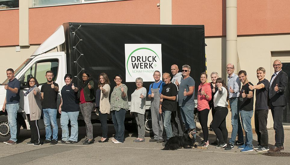 Daumen hoch auf eine erfolgreiche Zukunft: Das vollzählige Druckwerk-Team. Bild: zvg