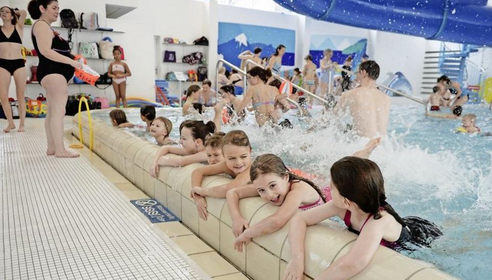 Darüber herrschte gestern Einigkeit: Das Hallenbad der KSS muss bald erneuert werden. Bild: Selwyn Hoffmann