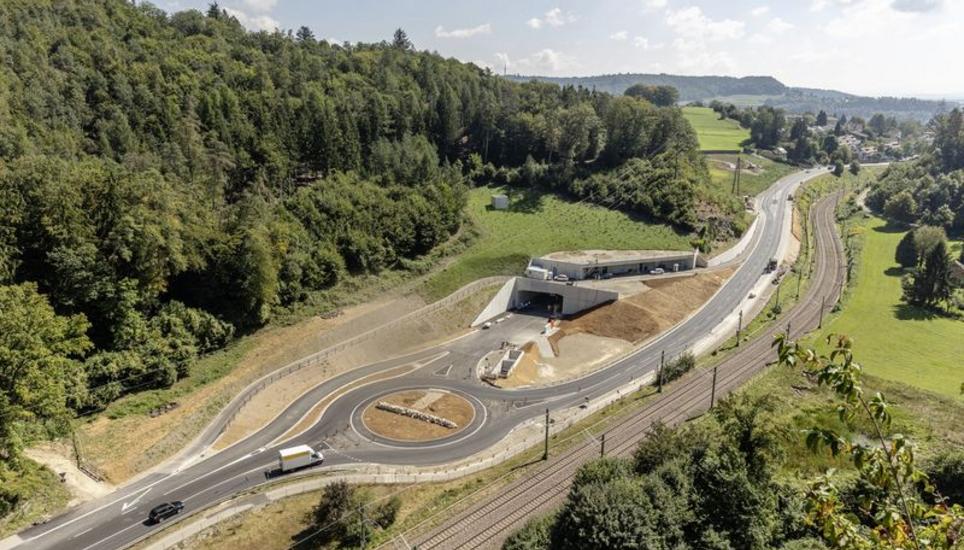 Die letzten Bauarbeiten um das Portal Engi sollen bis Ende September fertiggestellt werden. Neben dem neuen Kreisel wurde die Strassenführung angepasst. Es führt eine Spur vom Kreisel in den Tunnel und zwei Spuren aus dem Tunnel heraus. Bilder: zvg