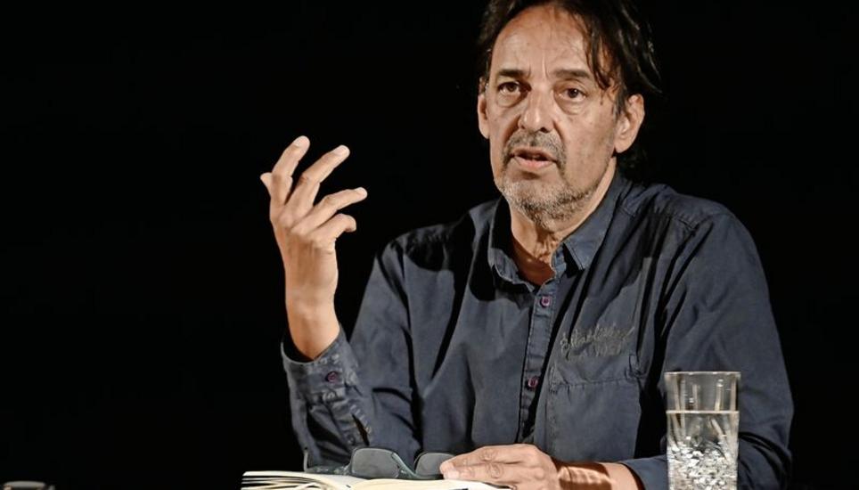 Martin R. Dean im «Fass»: Eine klassische Wasserglaslesung. Bild: Selwyn Hoffmann