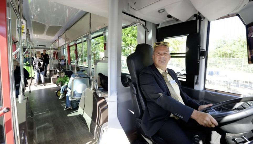 Buschauffeur Tom Hubli fuhr gestern einige Fahrgäste mit dem Elektrobus auf einer dreissigminütigen Rundfahrt nach Herblingen zurück zum Bahnhof Schaffhausen. Bilder: Selwyn Hoffmann