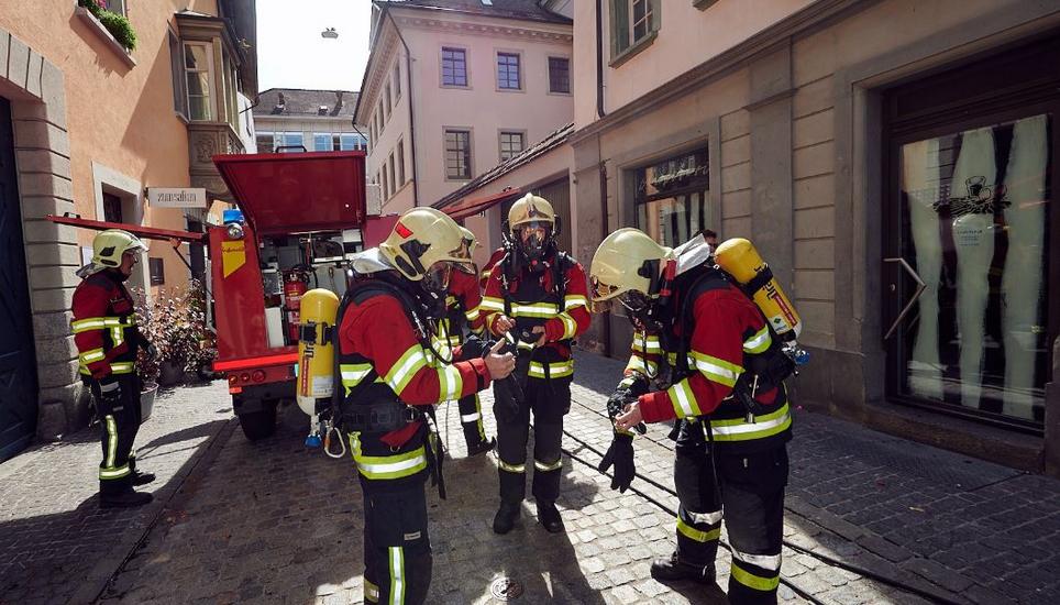 In Vollmontur, also mit Atemschutz und Maske, ging es für die Feuerwehrleute zum Munot hoch. Symbolbild: zvg/Feuerwehr Schaffhausen