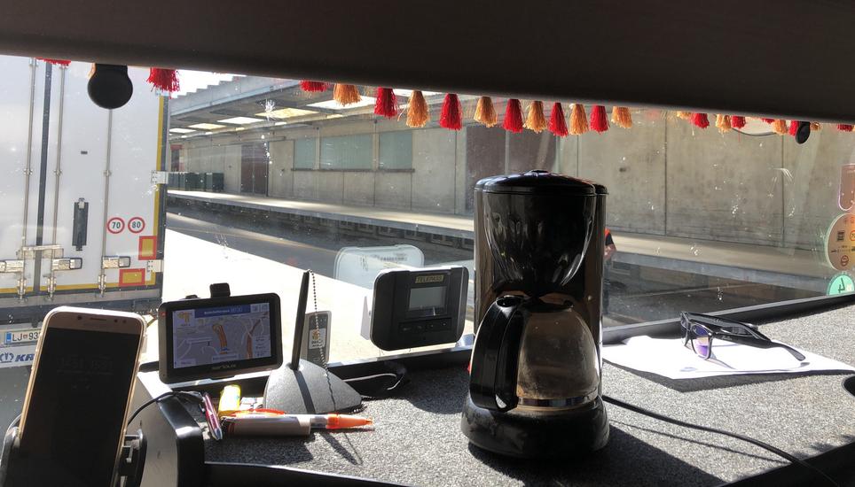 Ein Käffchen in Ehren kann und wird niemand verwehren - ausser, die Kaffeemaschine schränkt so massiv die Sicht ein wie in diesem Fall. Bild: SHPol