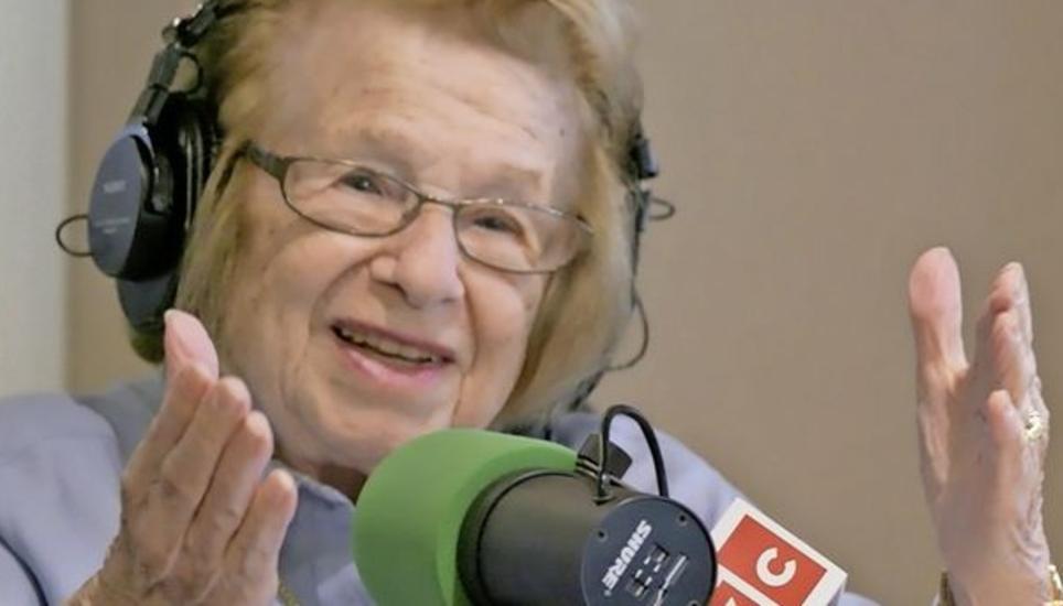 Für den Film nahm Ruth Westheimer noch einmal Platz beim New Yorker Radio, das sie berühmt machte. Bild: Filmcoopi