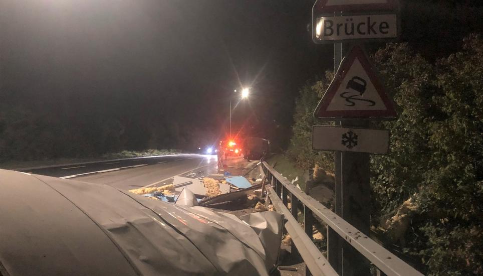 Personen wurden beim Unfall keine verletzt. Es entstand jedoch erheblicher Sachschaden. Bilder: SHPol