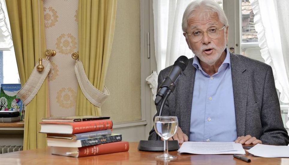 Verleger Ekkehard Faude zeigte in seinem Exkurs im «Lindwurm» am Sonntag, wie unterschiedlich Dichterinnen rund um den See literarische Zeichen setzten und so, je nach Blickwinkel, Zeitgeschichte einfingen. Bild: Edith Fritschi