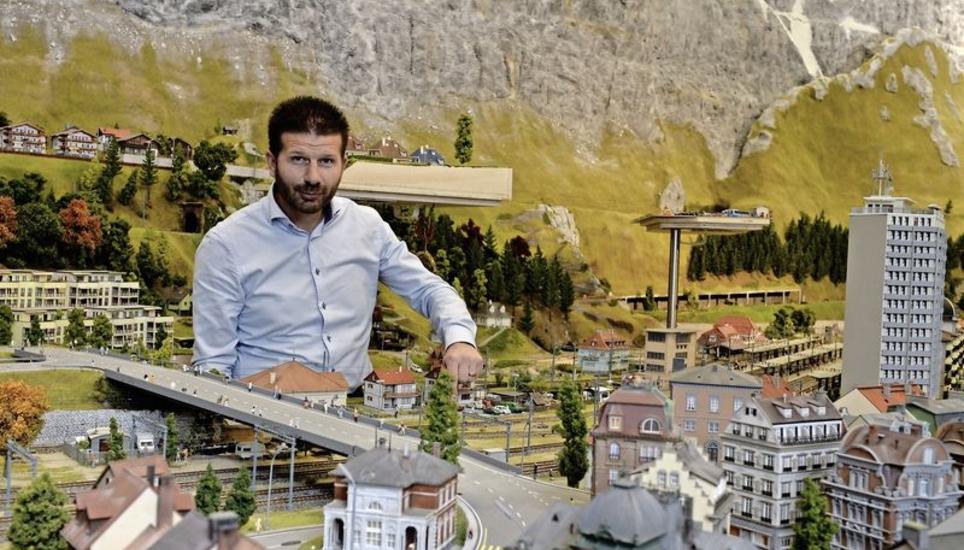 Mitten in der Berglandschaft: Geschäftsführer René Rüedi. Morgen wird der zweite Abschnitt der Miniaturwelt Smilestones in Neuhausen eröffnet. BILD SELWYN HOFFMANN