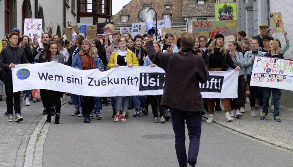 Sie demonstrierten gestern für den Klimaschutz. Gianluca Looser, Klimastreik-OK, feuert die Menge an. Bild: Eric Bührer