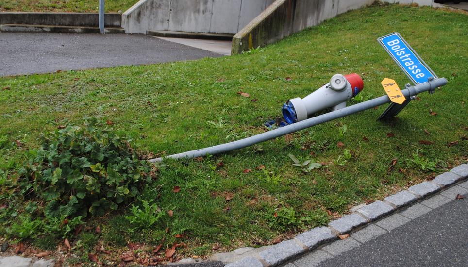 Beim Unfall entstand Sachschaden. Bild: SHPol