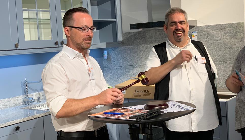 Trotz fehlender Bieter waren die Verantwortlichen von Lipo bei der Auktion gut gelaunt. Bild: Radio Munot