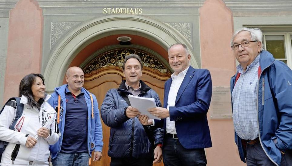 Der Initiant der Volksmotion, Paul Niedermann (Mitte), übergibt im Beisein von Susanne Kobler, Mariano Fioretti (2. v. l.) und Thomas Hauser (r.) die Unterschriftenbögen an den Präsidenten des Grossen Stadtrats, Hermann Schlatter. Bild: Selwyn Hoffmann
