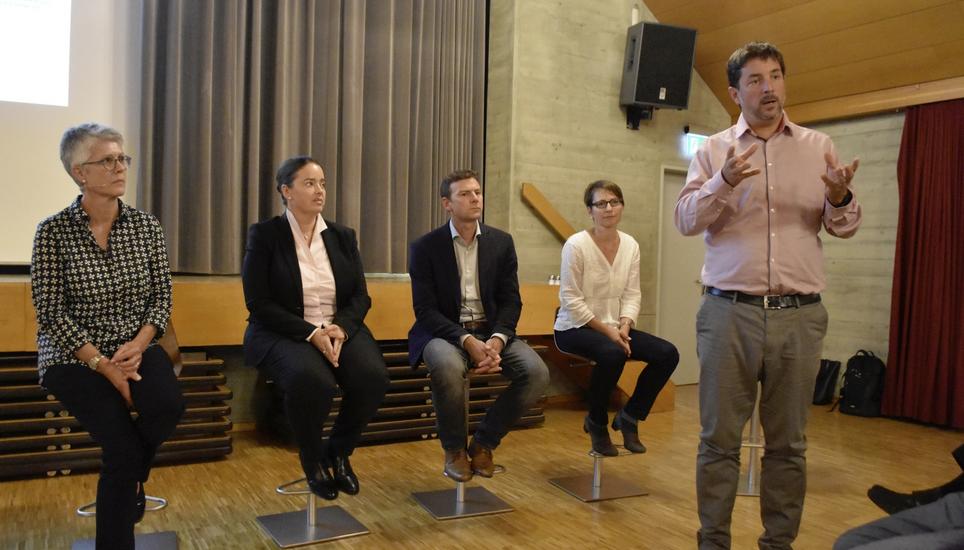 Gesamtprojektleiter Maurus Alig beim Referat. Sitzend von links: Marianna Frei, Gemeindepräsidentin Schlatt; Regierungsrätin Carmen Haag; Martin Eugster, Leiter Thurgauer Amt für Umwelt, und Monika Stauffer vom Bundesamt für Energie. Bild: Thomas Güntert