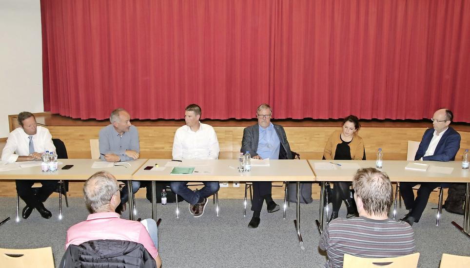 Paul Mayer und Konrad Langhart (v. l.) sowie Andreas Jenni und Mattea Meyer (v. r.) diskutierten, Michael Trachsel und Markus Späth in der Mitte leiteten die Podiumsdiskussion in der Aula Stumpenboden in Feuerthalen. Bild: Roland Müller