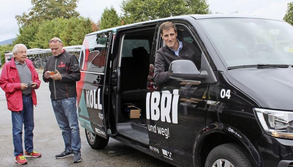 Mirco Mäder bietet den Fahrdienst Kollibri in Eglisau an. Chauffeur Pascal Baumann erklärt einem Fahrgast die App. Bild: ssa