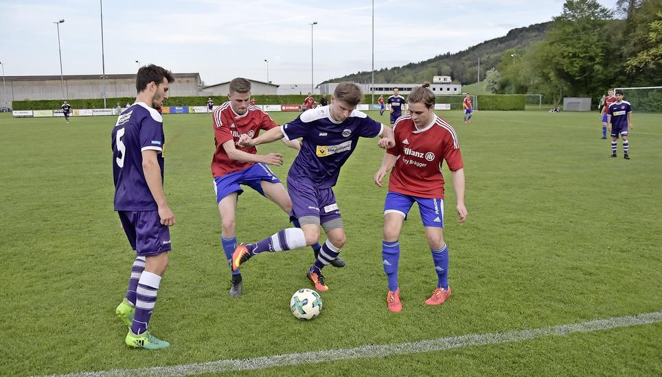 Der FC Thayngen (lila Trikots) hat in dieser Saison grosse Probleme. Bild: Pascal Oesch