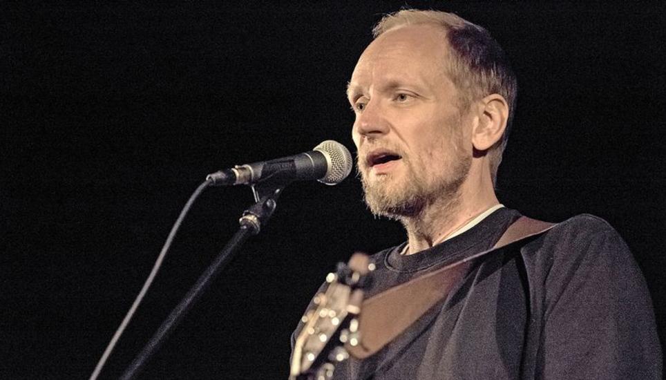 Als one man army im Fasskeller: Der Brite David Philips. Bild: Flavia Grossenbacher