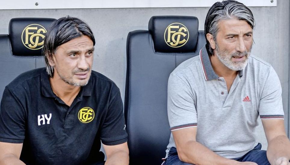 Das Trainergespann des FC Schaffhausen: Hakan Yakin (l.) mit seinem Bruder Murat Yakin. Bild: Roger Albrecht