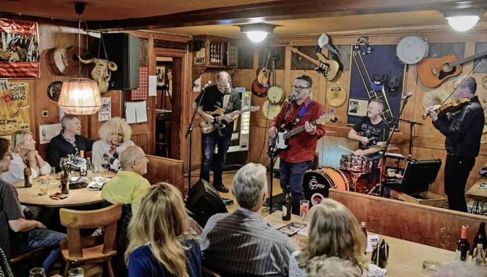 Kurk Bernards Bariton war wie der rote Faden durch dieses denkwürdige Countrykonzert im Restaurant Kerze an der Stadthausgasse in Schaffhausen. Bild: Selwyn Hoffmann