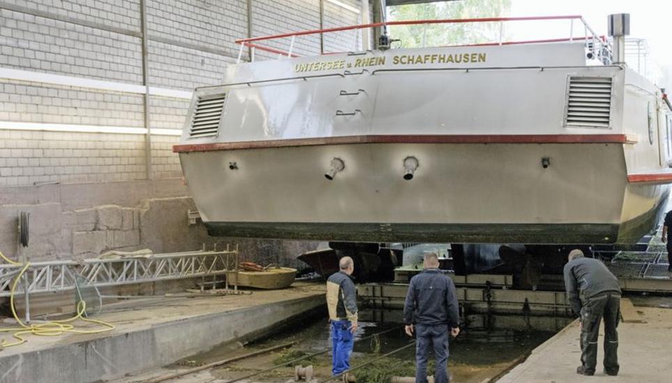 Die MS Arenenberg wird bei der Hellingnahme an Land gezogen. Die nächsten Monate verbringt das Schiff in der Werft in Langwiesen. BILD FLAVIA GROSSENBACHER