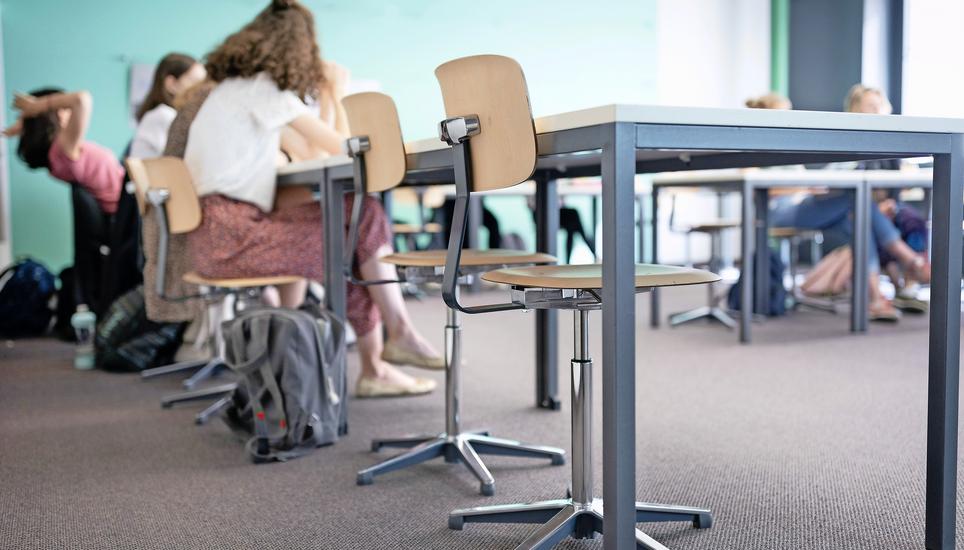 Immer wieder bleiben Stühle in Schaffhauser Klassenzimmern leer, auch wenn unentschuldigte Absenzen teuer werden können. Symbolbild: Keystone