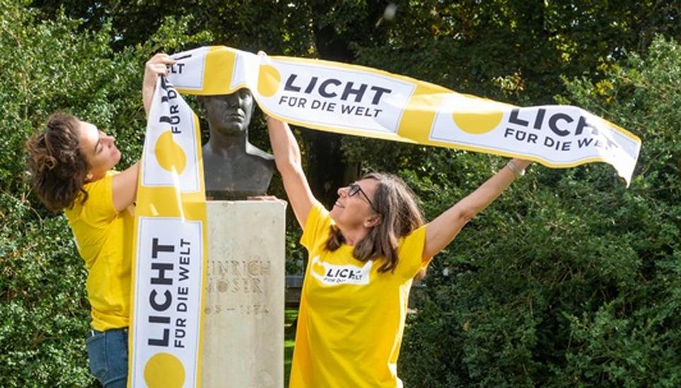 Heinrich Moser, oder besser seine Statue, war heute kurzzeitig blind. Bild: Licht für die Welt/Hansjörg Schödler zvg