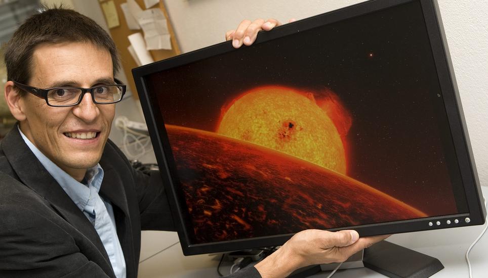 Didier Queloz präsentiert 2009 stolz einen neu entdeckten Exoplaneten. Bild: Key