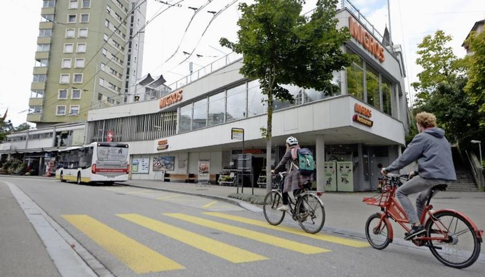 Der Migros-Supermarkt und das dazugehörende Restaurant an der Wildenstrasse im Neuhauser Zentrum schliesst diesen Samstag. BILD SELWYN HOFFMANN