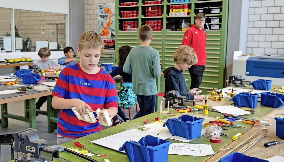 Konzentriert arbeiten die zehn- bis zwölfjährigen Erfinder an ihren Modellen. Inspiration lieferten die Erfindungen von Leonardo Da Vinci. Bild: Selwyn Hoffmann