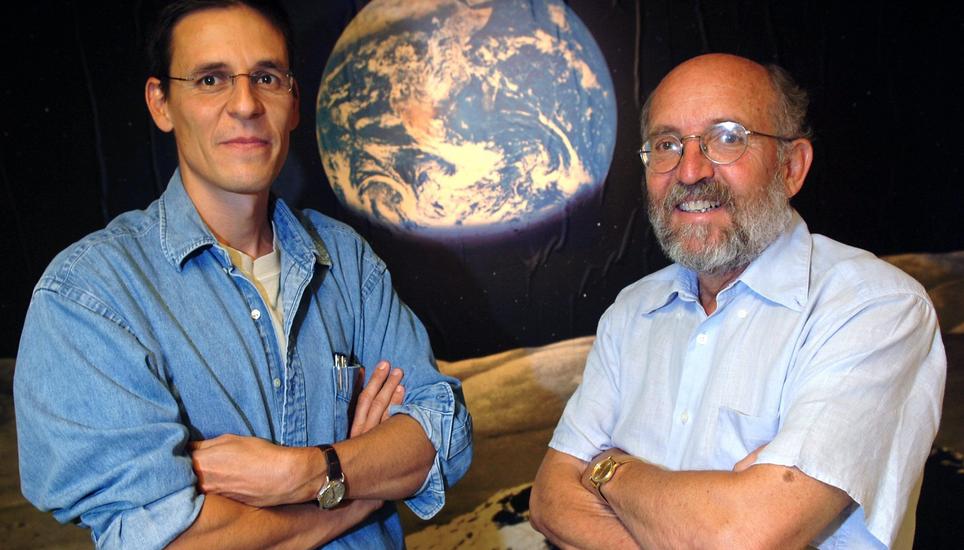 Michel Mayor (rechts) und Didier Queloz posieren 2005 für ein gemeinsames Foto. Seit Montag sind sie stolze Träger eines Physik-Nobelpreises. Bild: Key