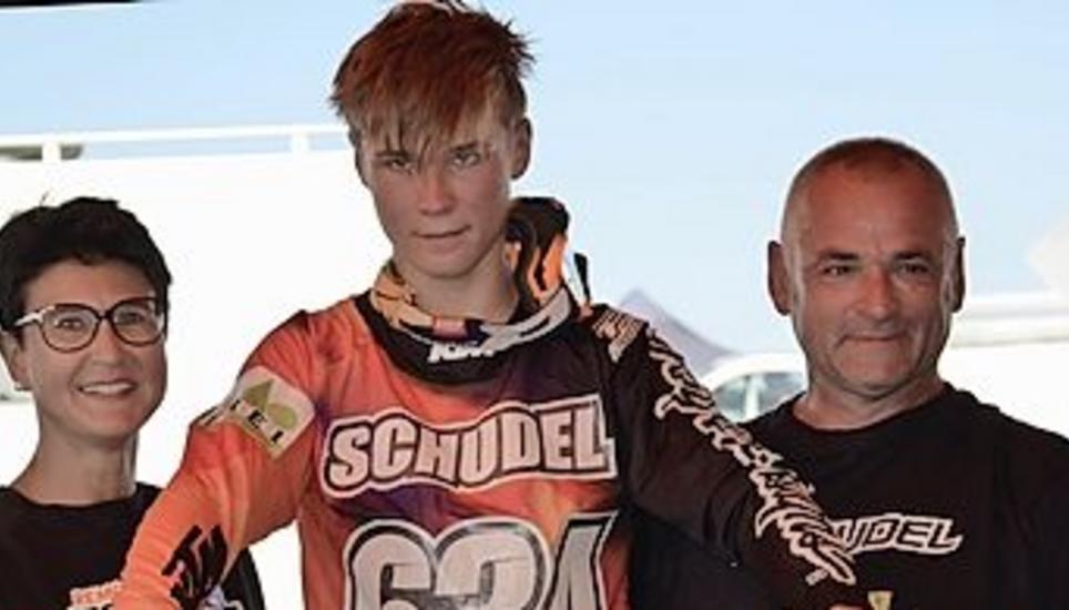 Familie als Keimzelle des Erfolgs Remo Schudel (Mitte) mit Vater Walter und Mutter Moni nach dem Gewinn des Schweizer-Meister- Titels.