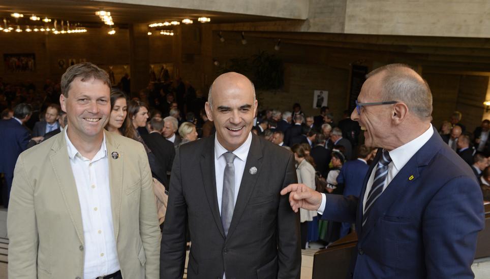 Bundesrat Alain Berset mit dem Schaffhauser Regierungspräsident Ernst Landolt (rechts) und Hannes Schärer, der den Gastauftritt des Kantons an der Olma im nächsten Jahr organisiert. Bilder: Selwyn Hoffmann