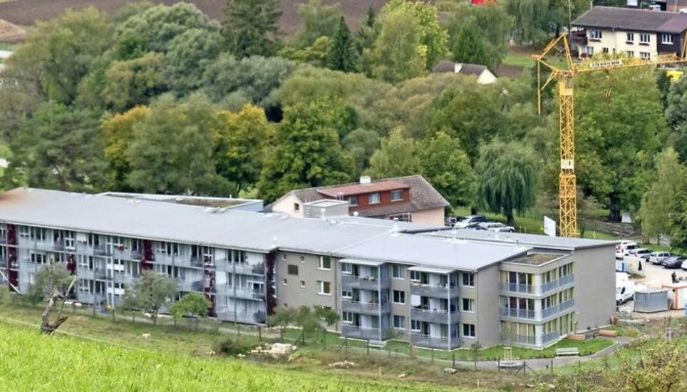 Ostansicht des Altersheims Schleitheim: Neu gebaut wurde der braun-graue Komplex rechts im Bild. Bild: Theo Kübler