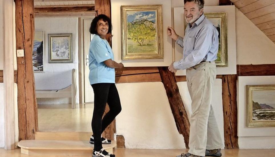 Mehrere Wochen haben Indra Graf und Hansueli Holzer die Bilder aufgehängt.