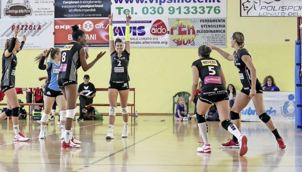 Für den VC Kanti beginnt die Saison 2019/2020. Angreiferin Korina Perkovac (2) jubelt hier mit dem Team beim Testspiel in Suhl. Bild: Werner Schläpfer