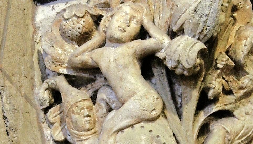 Eva reitet auf der Schlange, die ein menschliches Antlitz trägt und eine Narrenkappe aufhat. Relief im Atrium der romanischen Abteikirche Maria Laach in der Eifel bei Koblenz. Bild: zvg