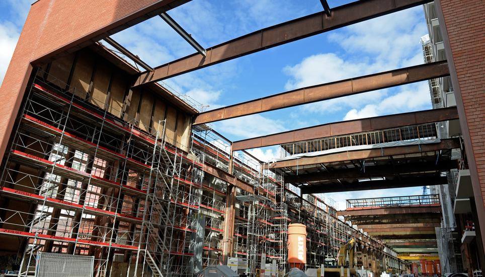 Riesenbaustellen und fast schon eine Gerüstorgie: Die ehemalige Stahlgiesserei im Mühlental. Die Neugestaltung des Geländes schreitet voran – und bald kann dort auch gewohnt werden.