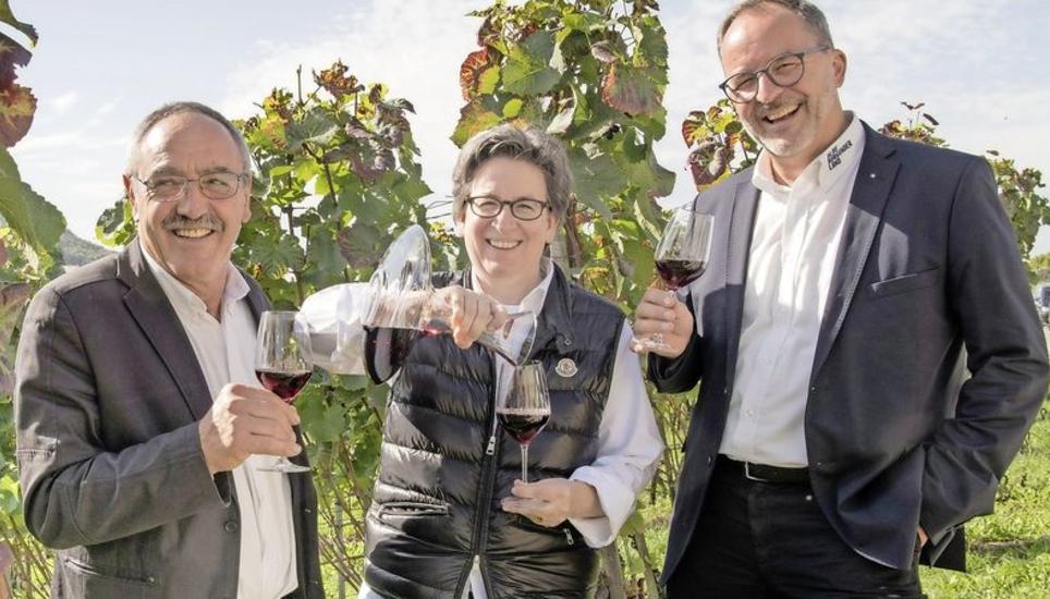 Die Weinjournalistin Chandra Kurt, «Blauburgunderin des Jahres 2019», schenkt den Blauburgunder «1564» ein, flankiert von Branchenverbandspräsident Christian Roth (l.) und Blauburgunderland-Geschäftsführer Beat Hedinger. Bild: Jeannette Vogel