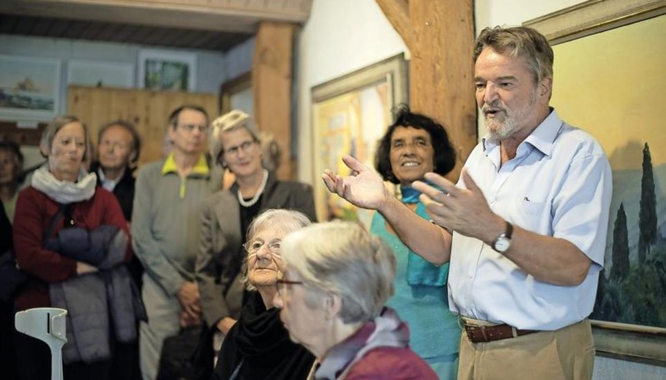 Zahlreiche Interessierte erschienen zu Hansueli Holzers Finissage, an der er seine Bilder verkaufte. Bild: Jean-Marc Rossi