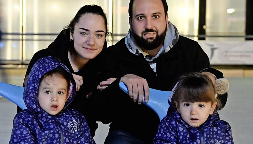 Melike (l.) und Melek werden von ihren Eltern Sündüs und Burak Kilincarstlan übers Eis geschoben.