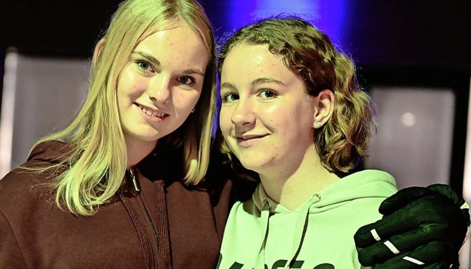 Freunde treffen und Musik hören: Saphira Schreiber (l.) und Stefanie Ehrat mögen die Eisdisco.