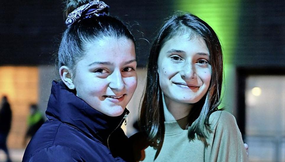 Svea Bartels (l.) und Danielle Hayoz üben Sprünge, das Übersetzen und den «Flieger».