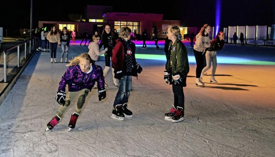 In farbiges Licht getaucht wird der Eispark zur rutschigen Tanzfläche. Bilder: Selwyn Hoffmann