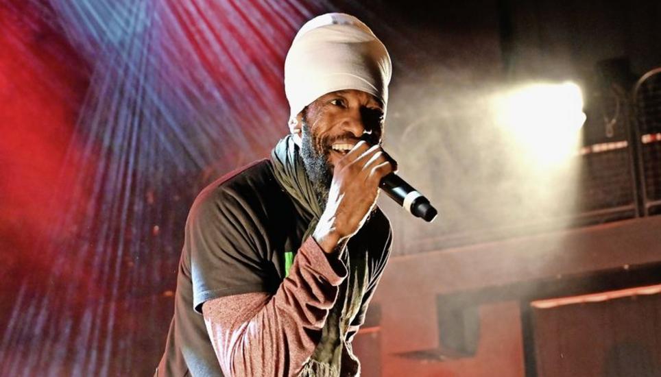 Auch nach einer langjährigen Karriere hat Junior Kelly den Spass an der Musik behalten und weiss das Publikum damit anzustecken. Bild: Selwyn Hoffmann